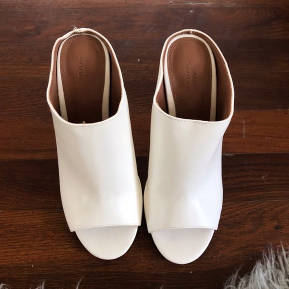 UO Chunky Heels 7.5 - Picture 2 of 5